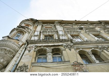 facades of residential buildings on the old streets of Odessa
