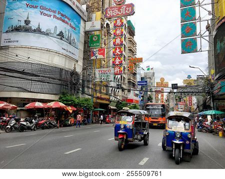 The Photo Of Yaowarach Street In Bangkok China Town And Its Building Next To  The Road. Bangkok, Tha
