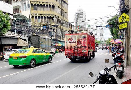 The Photo Of Yaowarach Street In Bangkok China Town And Its Building Next To  The Road. Bangkok, Tha