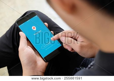 Chiangmai,thailand - August 20,2018 : New Samsung Galaxy S8 Plus On Hands Open Periscope App . Peris