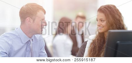 Manager and employee discuss work problem