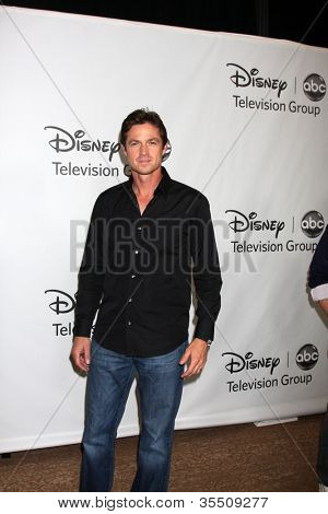 LOS ANGELES - 27. července: Eric Close dorazí na ABC TCA strana léto 2012 v Beverly Hilton Hotel o