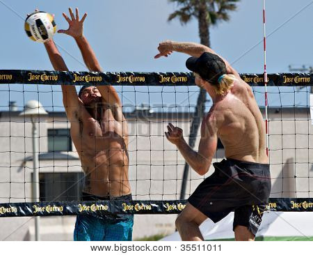 HERMOSA BEACH, CA - 21 juli: Matt Motter og Ty Tramblie konkurrere i Jose Cuervo Pro beachvolley