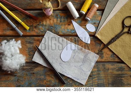 Making Felt Mouse. Sewing Toys With Your Own Hands. Diy Concept For Children. Handmade Crafts. Step 