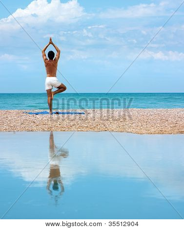 Mies tekee jooga. Vrikshasana aiheuttaa (puu)