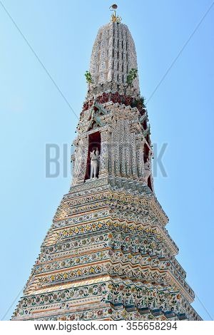 Bangkok, Th - Dec. 12: Wat Arun Facade On December 12, 2016 In Bangkok, Thailand. Wat Arun Or Temple