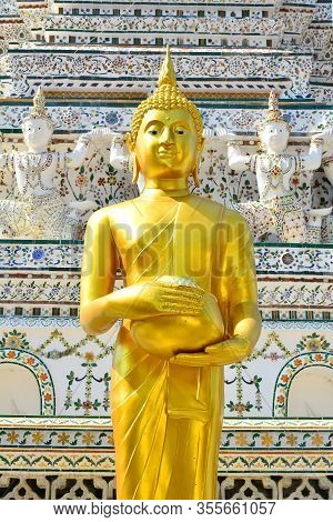 Bangkok, Th - Dec. 12: Wat Arun Buddha Pagoda Statue On December 12, 2016 In Bangkok, Thailand. Wat 