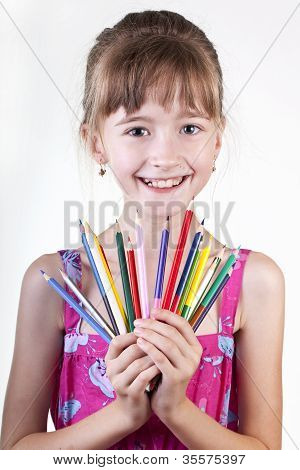 Mladá dívka s tužky