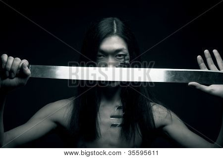 uomo asiatico con la katana. viso-art.
