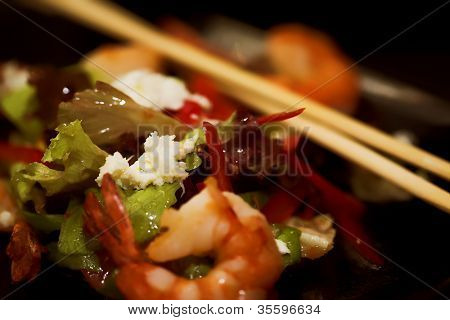 Gebarbecued Garnaal Salade met garnalen Sla en groene kalk, macro close-up met kopie ruimte