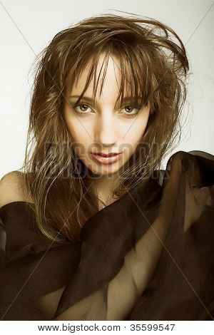 Studiový portrét mladé módní ženy v mouring šaty