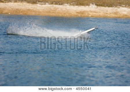 ein R/c Modellboot geht durch die Luft und kippt über