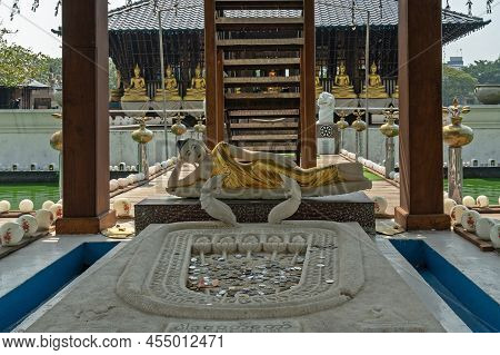 Colombo, Sri Lanka, Buddha Laying Statue In Seema Malaka Buddhist Temple - Tourist Landmark.