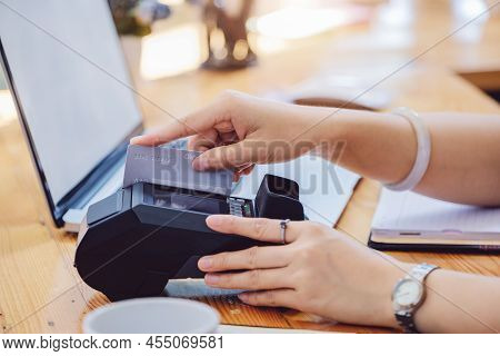 Card Swipe Machine, Cyber Security, Convenience Of Payment, Staff Use Edc Card Machine To Swipe Cust