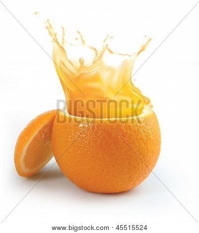 Jus d'orange spatten op geïsoleerde Wit