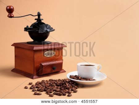 เครื่องบดกาแฟและถ้วยกาแฟที่หอม