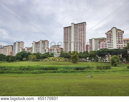 Singapore- 9 Apr, 2022: Scenic View From Bishan-ang Mo Kio Park In Singapore. It Is One Of The Large