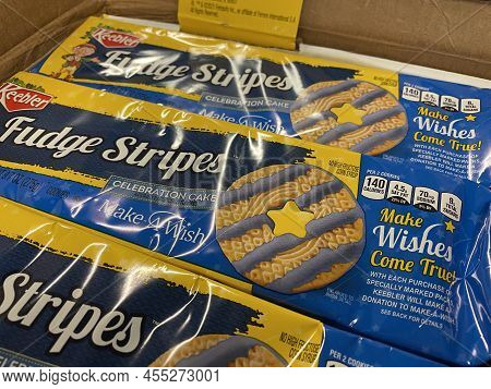 Grovetown, Ga Usa - 04 26 22: Retail Store Keebler Fudge Stripes
