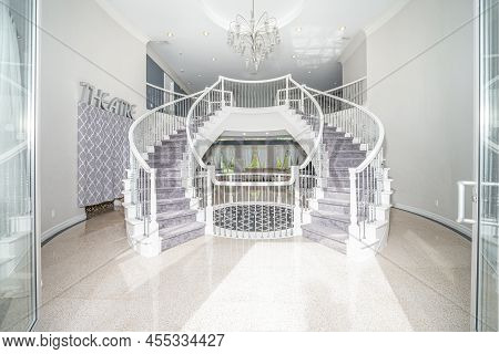 Detroit, Michigan -usa- 05-01-2022: Elegant Spiral Stairway Leads Down To A Lower Level