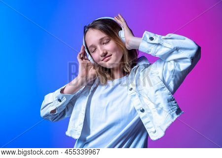 Hipster Igen Teenager Beautiful Fashion Girl Model Wear Stylish  Headphones Enjoy Listening To New C