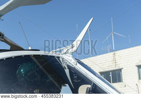 Bauru, Brazil. May 24, 2022: Close Up Of The Cutting And Breaking System Of High Voltage Wires Insta