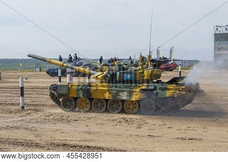 Alabino, Russia - August 25, 2020: Tank T-72b3 Of The Kazakhstan Team Finishes The Passage Of The Ta