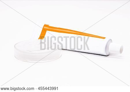 Facial Cleansing Cream In Petri Dish, Pharmaceutical Product, To Whiten Skin, Clean Pores. Glucocio 