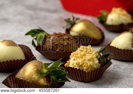 Closeup Of Chocolate Covered Strawberries Side View.desser Concept