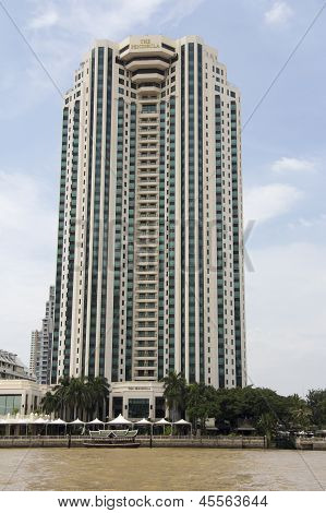 방콕, 태국-9 월 25: 9 월 25 201에 차오 Phraya 강에서 반도 호텔