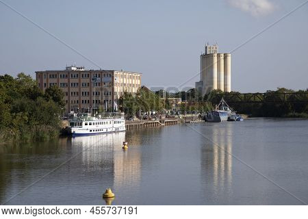 Hameln, Lower Saxony, Germany, 09 04 2021, View On Weser River And Old Metal Bridge At Hamlen Harbou