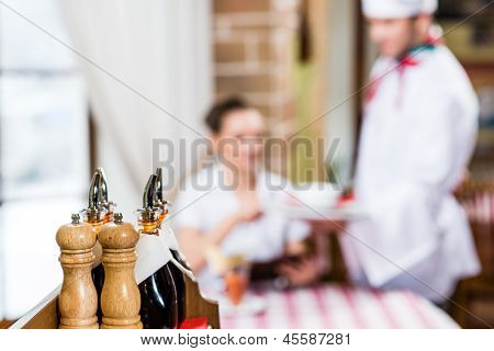 mit Salz und Pfeffer stehen