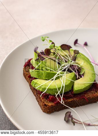 Sandwiches With Beetroot And Avocado