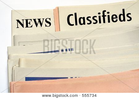 Journaux de petites annonces empilés