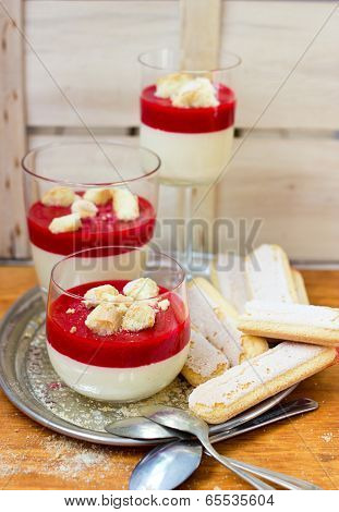 Vanille white chocolate cream with raspberry puree