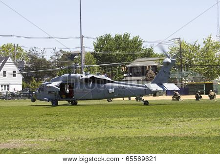 MH-60S helicopter from Helicopter Sea Combat Squadron Five with US Navy EOD team landing