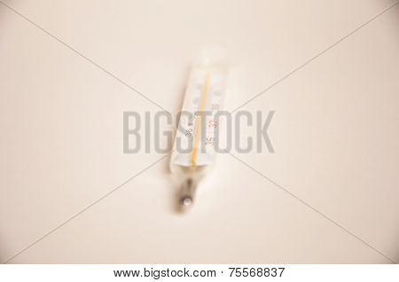 a photo of a thermometer with an extreme focus