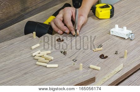 Bonding and assembly of furniture on the wooden pins