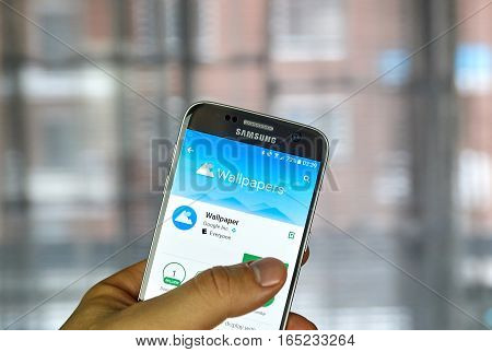 MONTREAL CANADA - DECEMBER 23 2016 : Google Wallpapers application on Samsung S7 screen