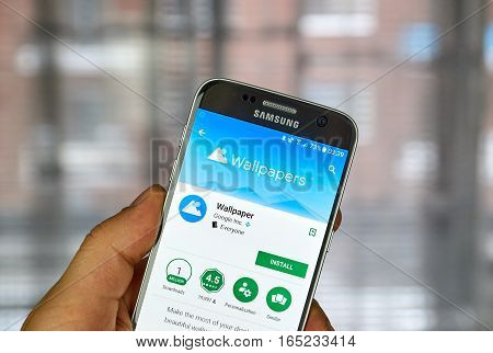 MONTREAL CANADA - DECEMBER 23 2016 : Google Wallpapers application on Samsung S7 screen
