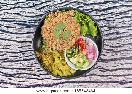 Crispy Canned Tuna  With Sliced Pickle Lettuce And Green Oak.