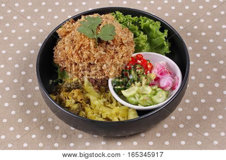Crispy Canned Tuna  With Sliced Pickle Lettuce And Green Oak.