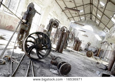 alte verlassene Fabrik mit nutzlos röstfrisch Maschinen.