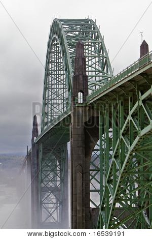 Vanha vihreä metal bridge katoaminen sumu