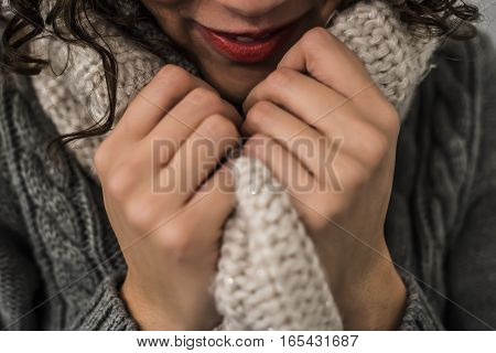 woman with a hot scarf in wool in a gelid winter