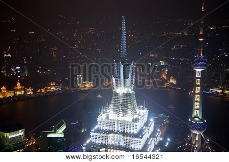 Pohled z ptačí perspektivy na Shanghai Pudong v noci
