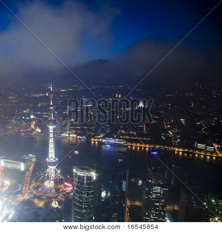 Pohled z ptačí perspektivy na Shanghai Pudong v noci