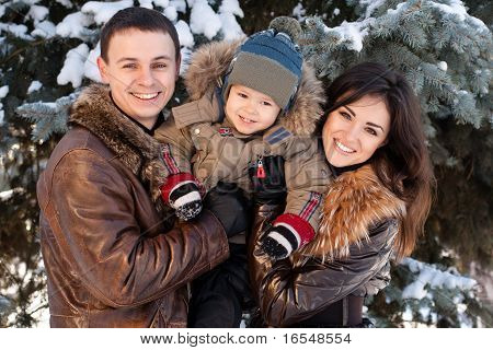 Atraktivní rodina ve winter parku