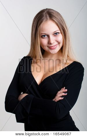 krásná dívka ve večerních šatech