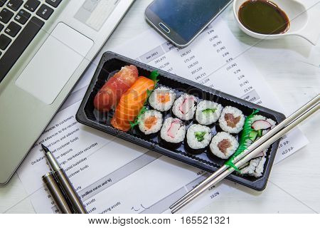 sushi lunch box for eat at the oficce