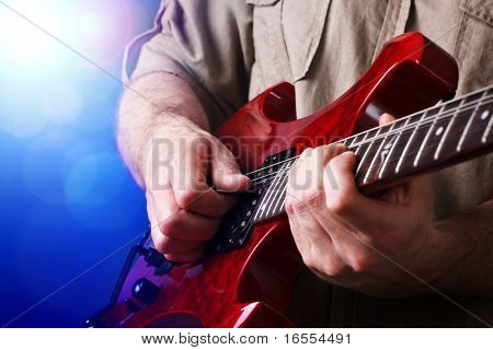 Een rockgitarist in actie op het podium